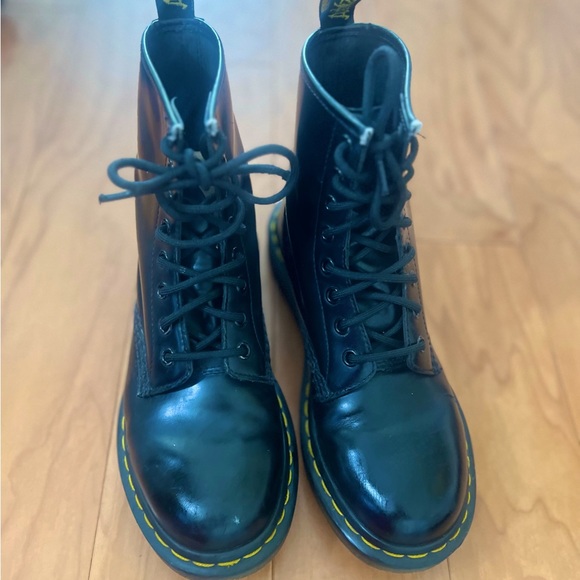 Dr. Martens Women's Black Gloss Size 8 - Picture 2 of 6